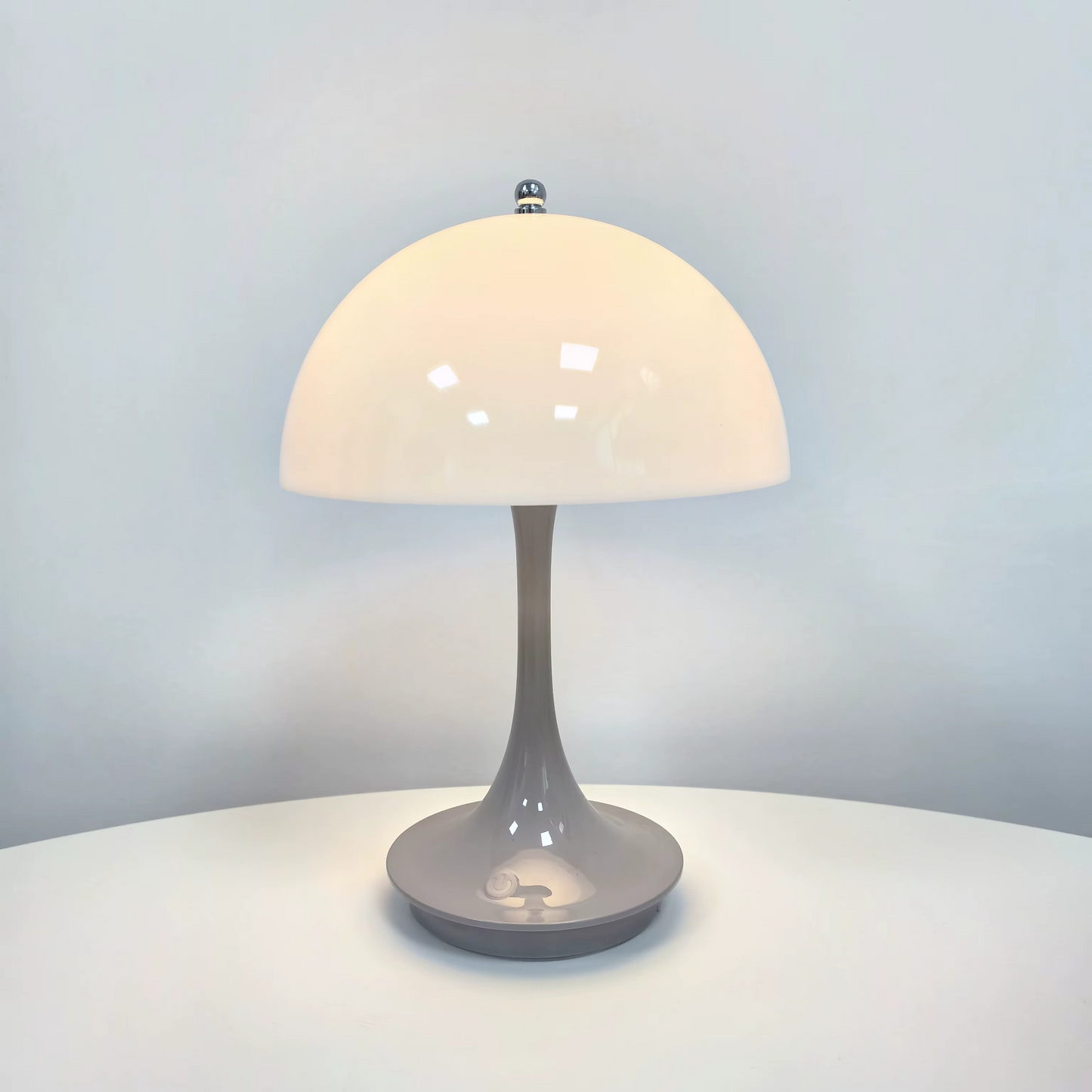 Moderni LED-pöytävalaisin, langaton ja himmennettävä