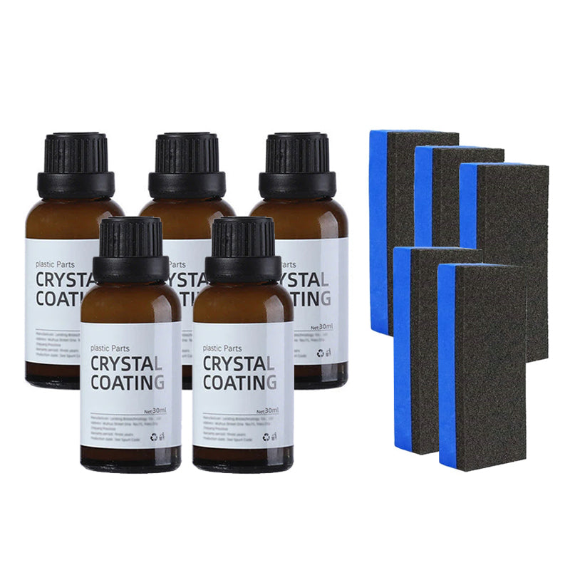 "Auton muovipinnoiteaine suojaa ja kirkastaa muoviosia estäen haalistumisen, kuvassa tuote levitettynä auton osalle."