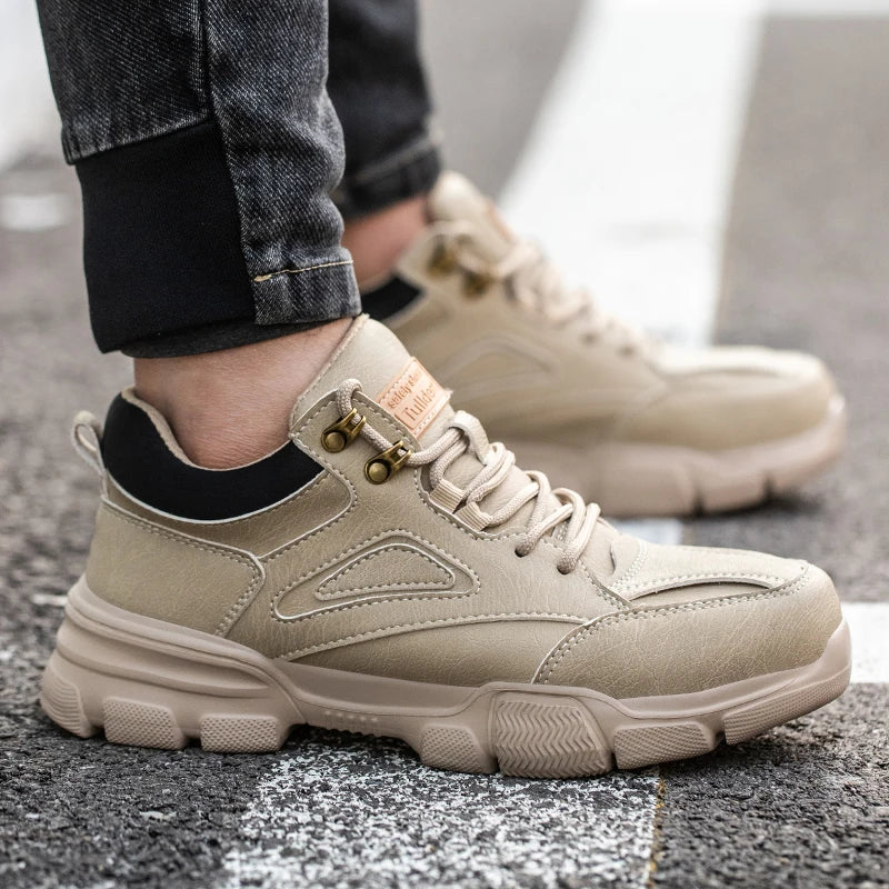 "Miesten kestävät työsaappaat teräsvarvassuojalla, musta väri, erinomainen pito ja kestävyys, sopii vaativiin olosuhteisiin."