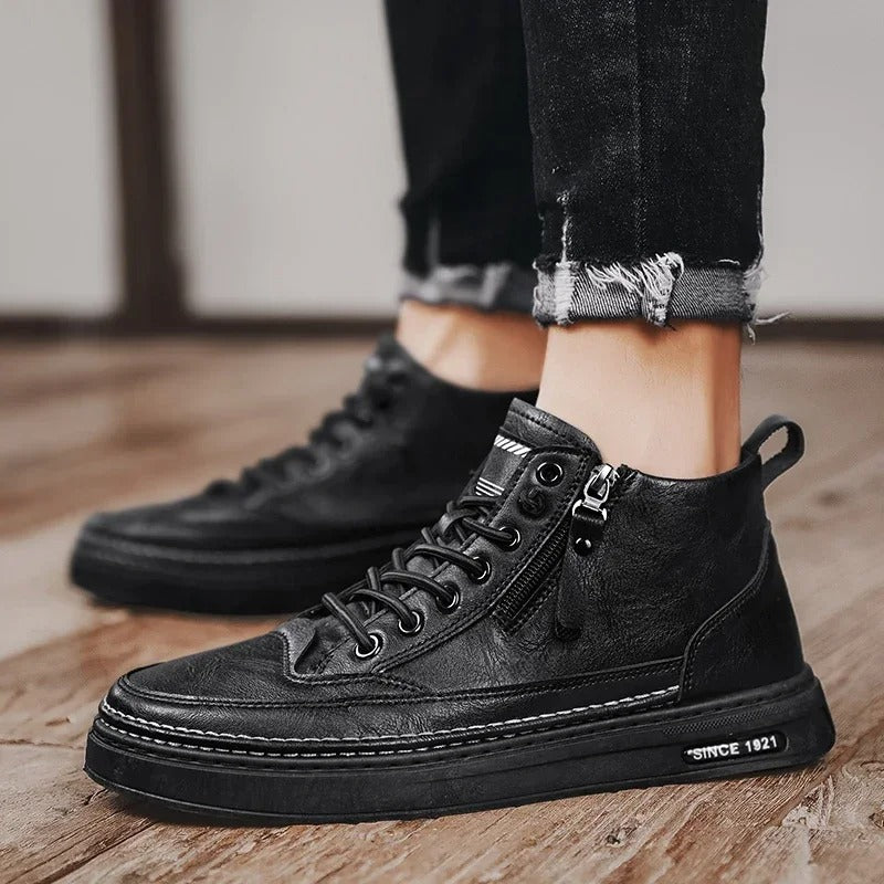 Miesten mustat/kaki korkeavartiset keinonahkaiset nilkkurit, modernin tyylikäs muotoilu ja kestävä rakenne.