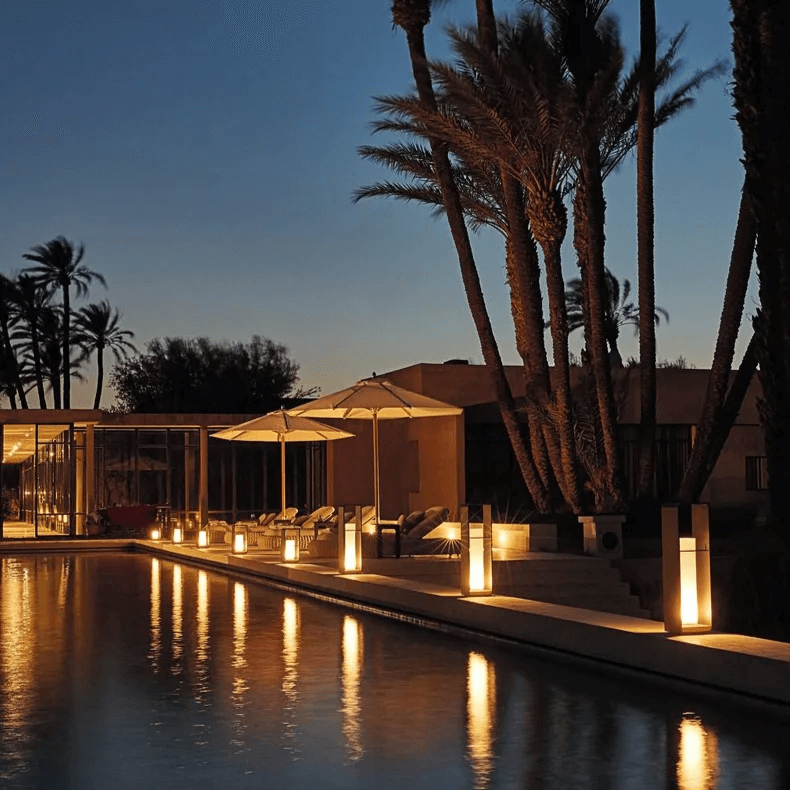 Aurinkoenergialla toimiva terassilamppu