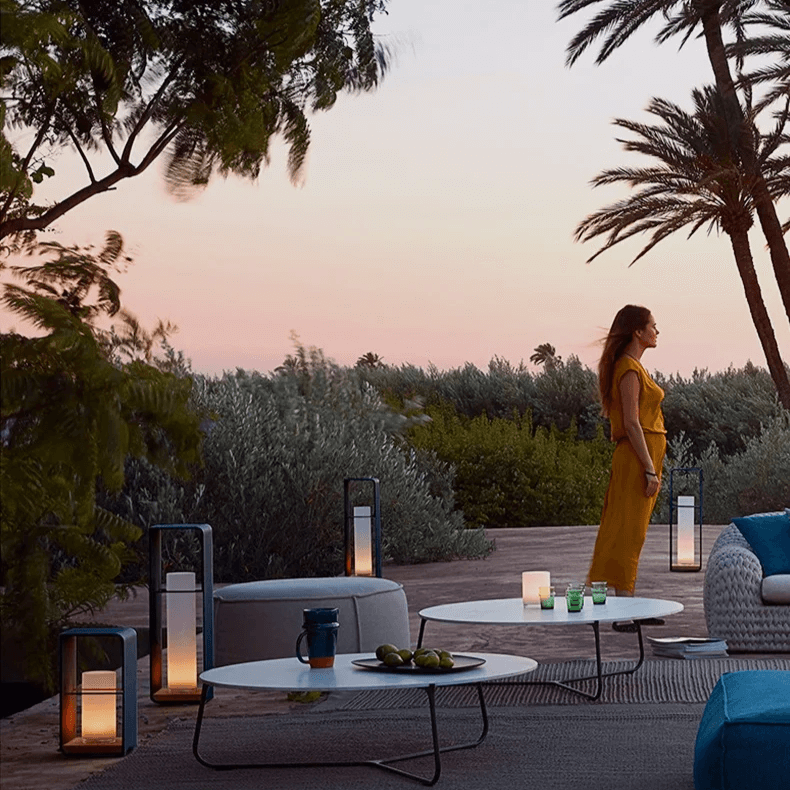 Aurinkoenergialla toimiva terassilamppu