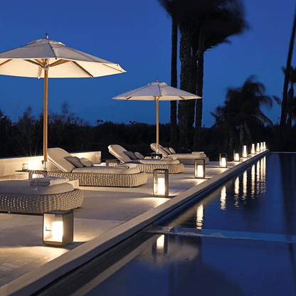 Aurinkoenergialla toimiva terassilamppu