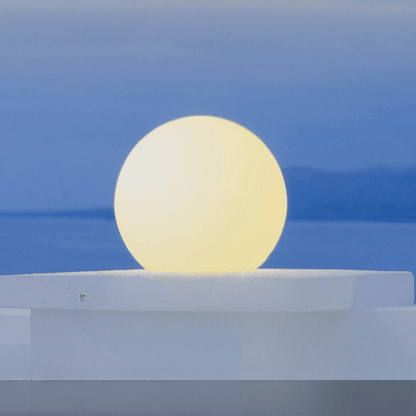 Aurinkoenergialla toimiva puutarhavalaisin - pallo