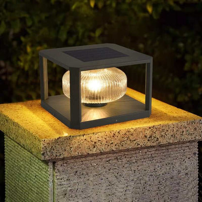 Aurinkopaneeleilla toimiva ulkovalaistus