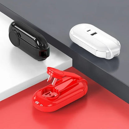 "3-in-1 matkailijan puhelinlaturi, kompakti ja kevyt, musta, punainen ja valkoinen, matkustamiseen ja nopeaan lataukseen."