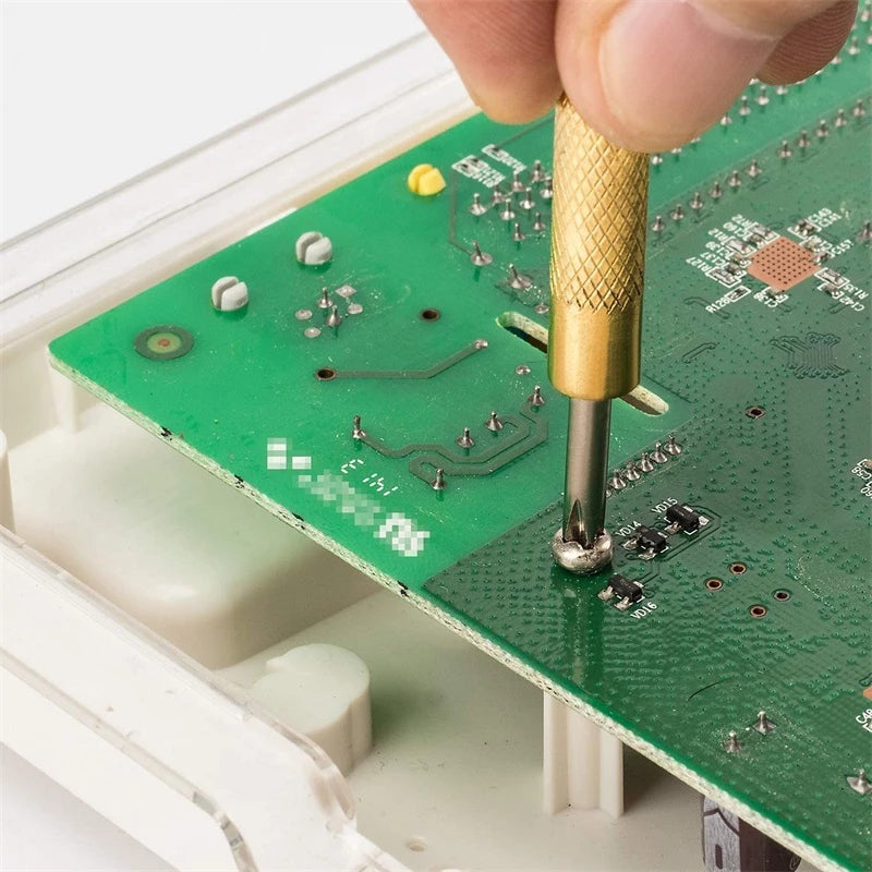 "6-in-1 monitoiminen kuparivasara, kultainen viimeistely, kompakti työkalun kuva, täydellinen käsityöläisille."