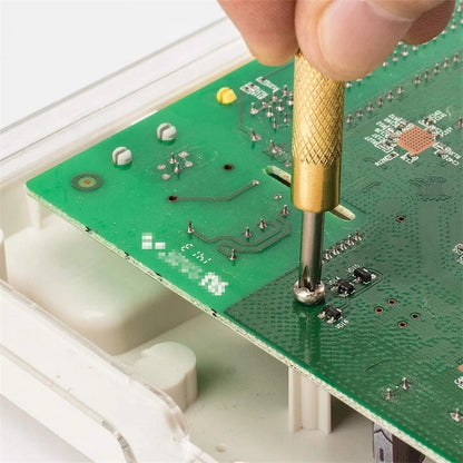 "6-in-1 monitoiminen kuparivasara, kultainen viimeistely, kompakti työkalun kuva, täydellinen käsityöläisille."