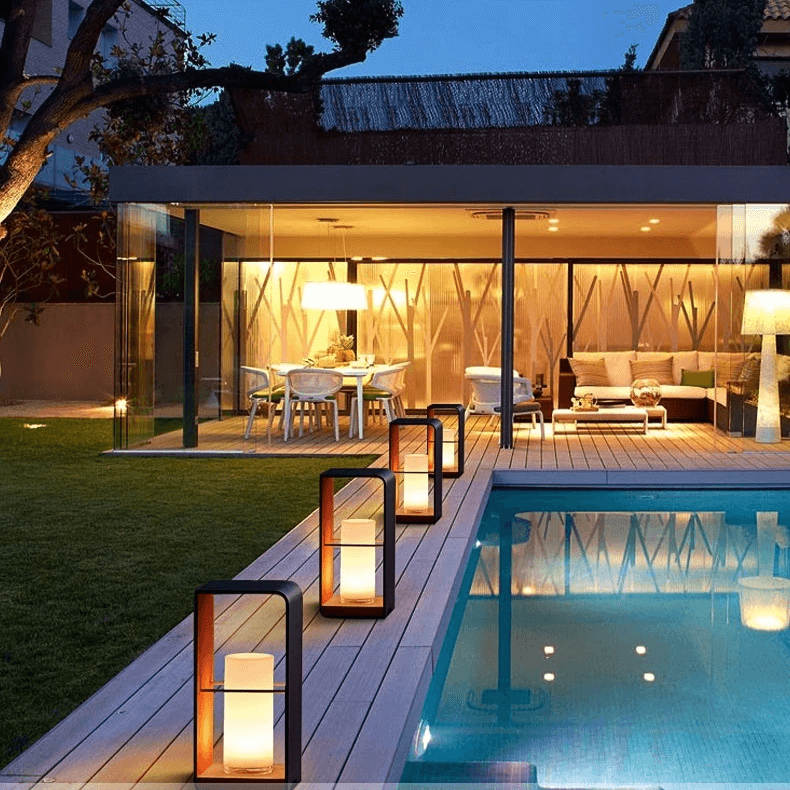 Aurinkoenergialla toimiva terassilamppu