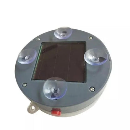 "Aurinkoenergialla toimiva harmaa hyönteiskarkotin ulkokäyttöön, kompakti muotoilu ilman kemikaaleja."