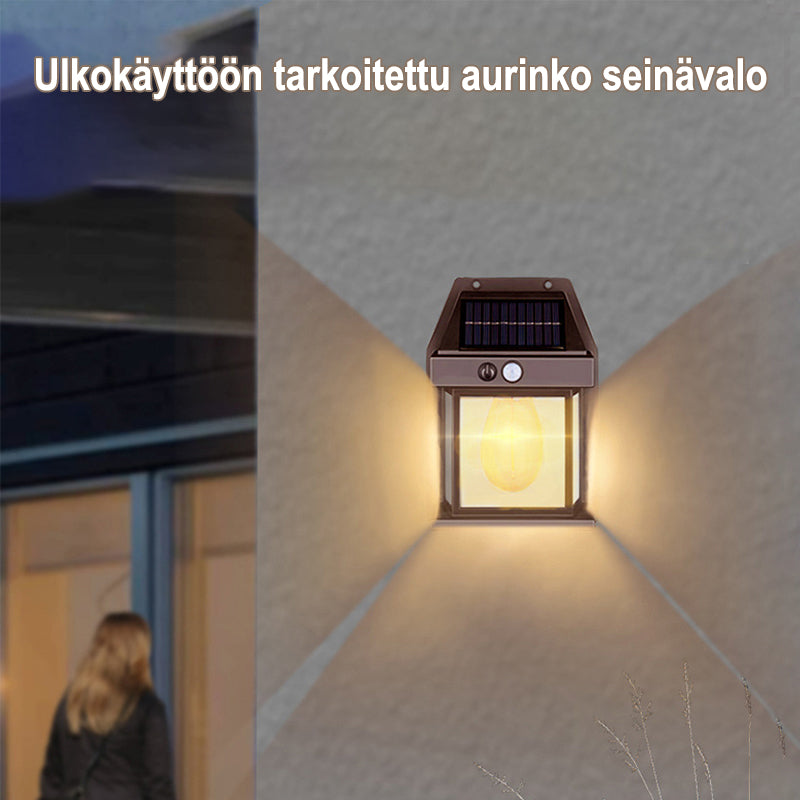 Aurinkoenergialla toimiva ulkoseinävalaisin, musta, moderni, IP65-suojattu, tyylikäs, säänkestävä, helppo asennus.