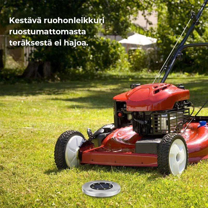 "Aurinkoenergialla toimivat LED-polkuvalot puutarhaan, hopeinen runko, lämpimän valkoiset LEDit, istutettuna nurmikolle."