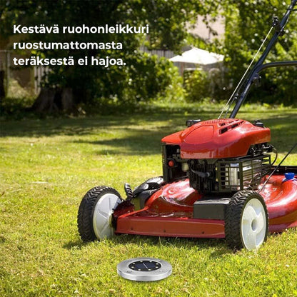 "Aurinkoenergialla toimivat LED-polkuvalot puutarhaan, hopeinen runko, lämpimän valkoiset LEDit, istutettuna nurmikolle."