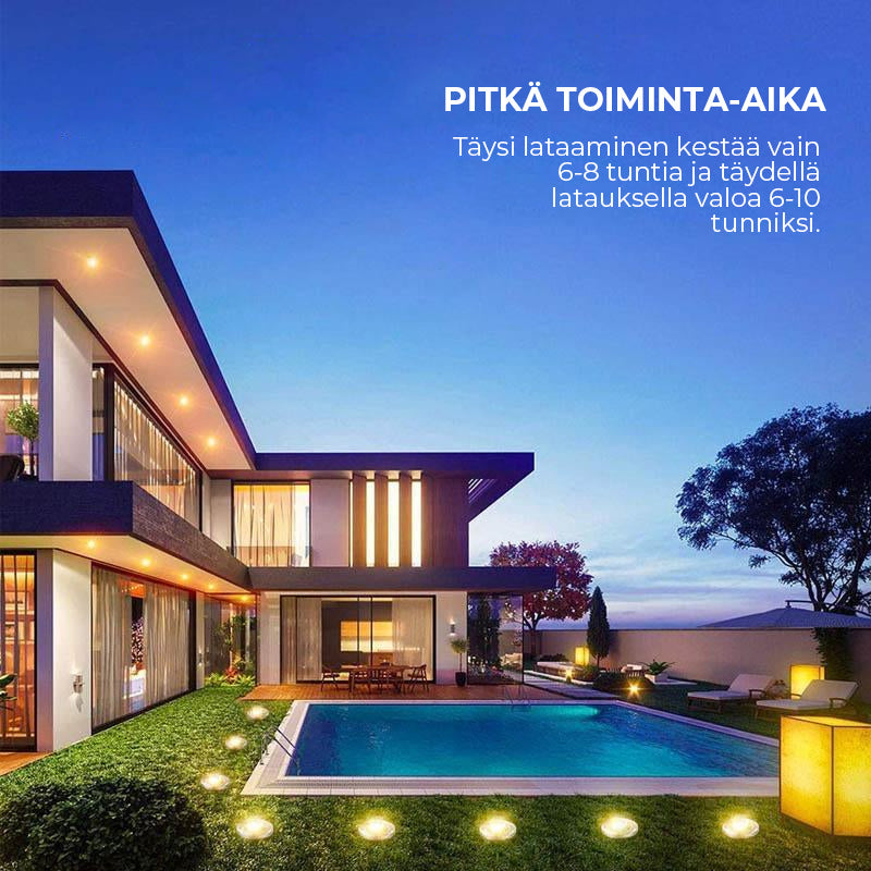 "Aurinkoenergialla toimivat LED-polkuvalot puutarhaan, hopeinen runko, lämpimän valkoiset LEDit, istutettuna nurmikolle."
