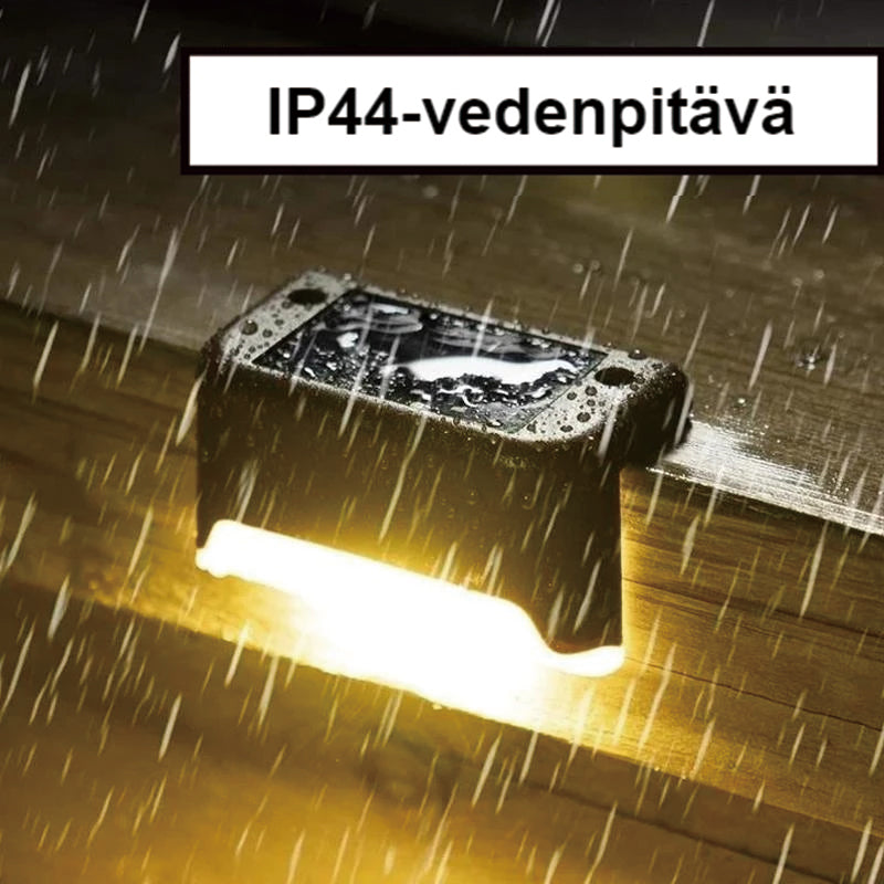 "Aurinkovoimainen musta terassivalo, lämmintä sävyä, vesitiivis, moderni muotoilu ulkokäyttöön."