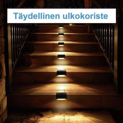 "Aurinkovoimainen musta terassivalo, lämmintä sävyä, vesitiivis, moderni muotoilu ulkokäyttöön."