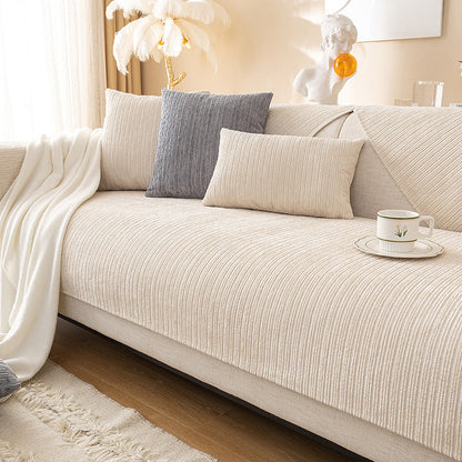 Chenille-kankainen sohvanpäällinen, harmaa, pehmeä pinta, suojaa sohvaa tahroilta ja lemmikkien jäljiltä, helppohoitoinen.