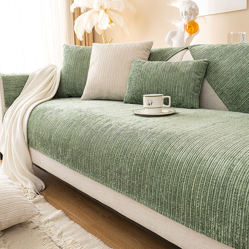 Chenille-kankainen sohvanpäällinen, harmaa, pehmeä pinta, suojaa sohvaa tahroilta ja lemmikkien jäljiltä, helppohoitoinen.