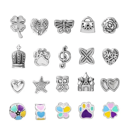 DIY-rannekorusetti lapsille; värikkäitä helmiä, hopeaketjuja ja riipuksia; luovaan ja hauskaan koruaskarteluun.