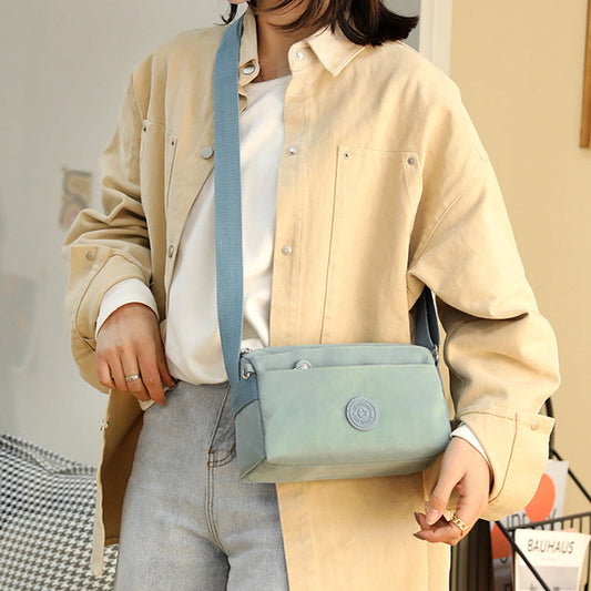 "Elegantti, kevyt monikerroksinen naisten olkalaukku useilla taskuilla ja värivaihtoehdoilla, sopii arkeen ja juhlaan."