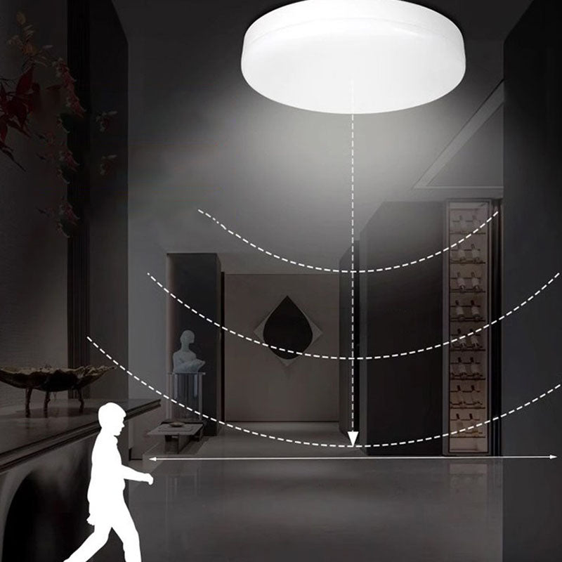 "Energiataloudellinen E27 liiketunnistinvalokanta, valkoinen runko, joka parantaa kotisi valaistusta ja säästää energiaa."