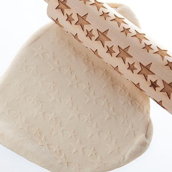 "Kohokuvioitu valssauspuikko, jouluiset yksityiskohdat: hirvi, kuusi, kukka, lumihiutale kauniisti reliefipinnassa."