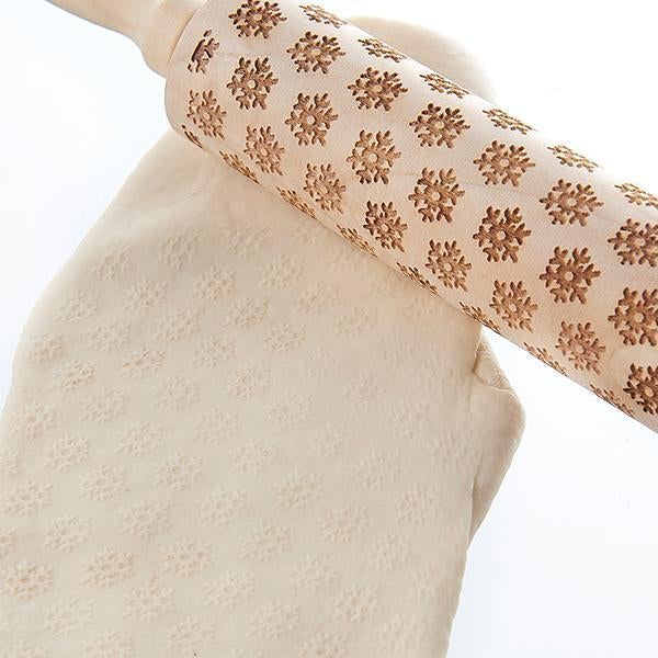 "Kohokuvioitu valssauspuikko, jouluiset yksityiskohdat: hirvi, kuusi, kukka, lumihiutale kauniisti reliefipinnassa."