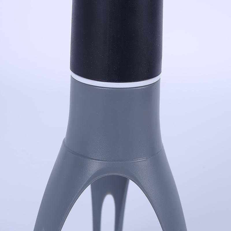 "Kompakti musta automaattinen keittiösekoitin, säästää aikaa ja helpottaa ruoanlaittoa add by ajansäästäjä."