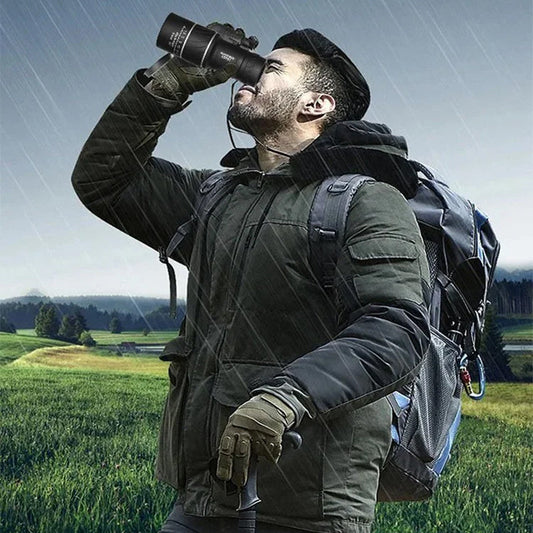 "Kompakti, musta monokulaari ulkoiluun, vedenpitävä ja kirkas optiikka, sopii taskuun ja kaukaisten näkymien ihailuun."