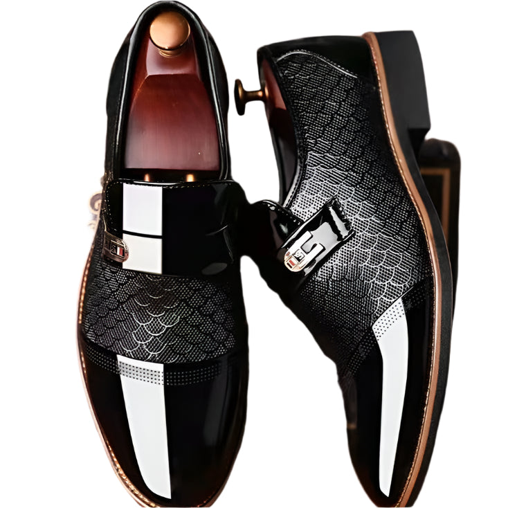 Miesten ajattomat mustat nahkakengät tyylikkäällä muotoilulla, edestä katsottuna, aitoa nahkaa ja liukumatonta pohjaa.