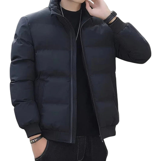 Miesten paksu, musta pufferitakki talvikäyttöön. Tuulenpitävä, moderni muotoilu, vetoketju ja joustavat hihansuut.