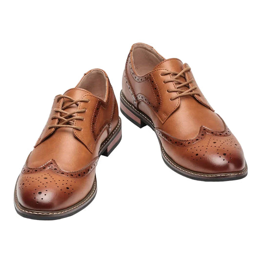 "Miesten tyylikkäät brogue-nahkakengät, perinteinen muotoilu perforoinneilla, laadukas ruskea nahka, ajaton ilme."