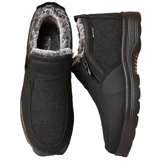 "Miesten vedenpitävät talvikengät, paksu vuori, ruskea lehmännahka, liukumaton pohja, sivulta kuvattuna"