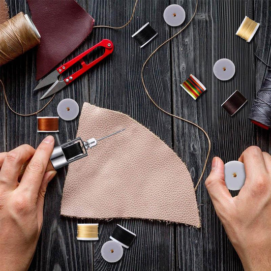 "Monikäyttöinen nahkaompelukone käsityöharrastajille, teräsrakenne puukahvalla, täydellinen nahka- ja kangasprojekteihin."