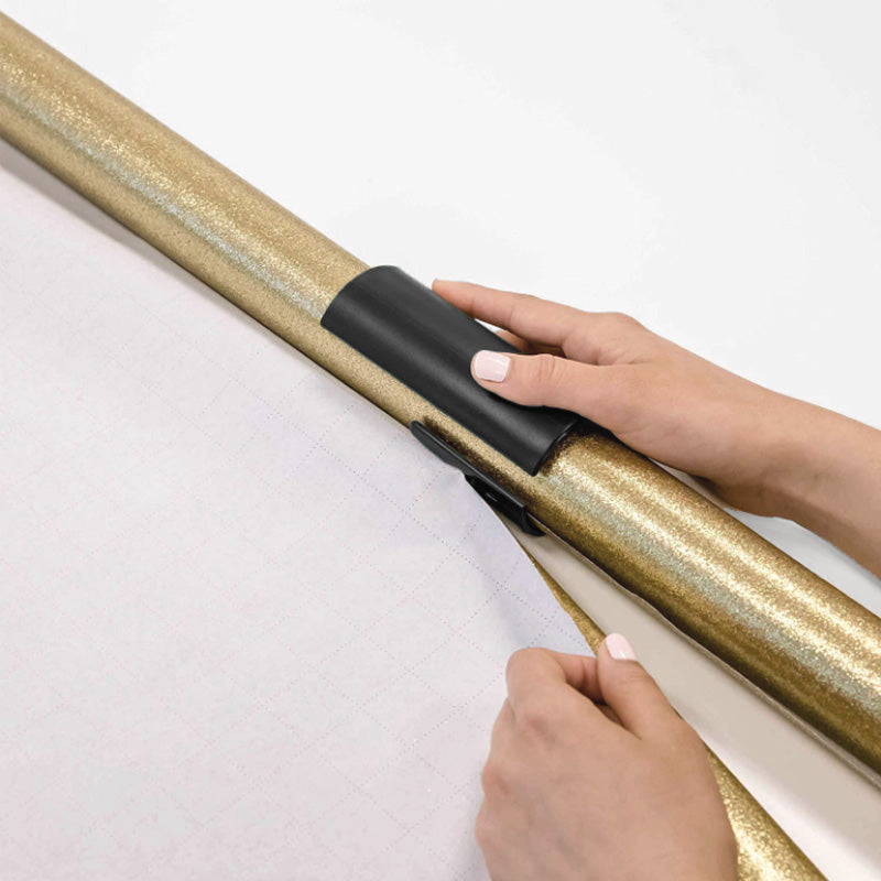 "Musta/vihreä käärepaperileikkuri lastentuotteille, liukuva rakenne, terävä terä sujuvaan ja tarkkaan lahjapakkaamiseen."