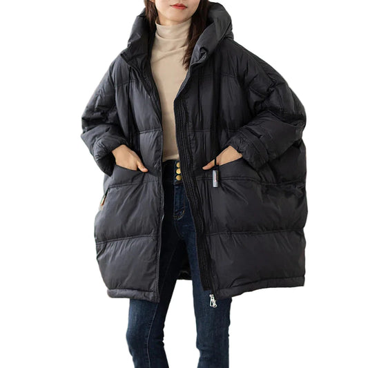 "Naisten lämmin talvitakki, löysä leikkaus, säädettävä huppu, pehmeä materiaali, musta väri, tyylikäs talvivaatetus."