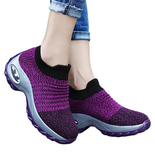 "Naisten musta, valkoinen ja punainen orthopedinen sneaker, ergonominen muotoilu, sopii arki- ja urheilukäyttöön."