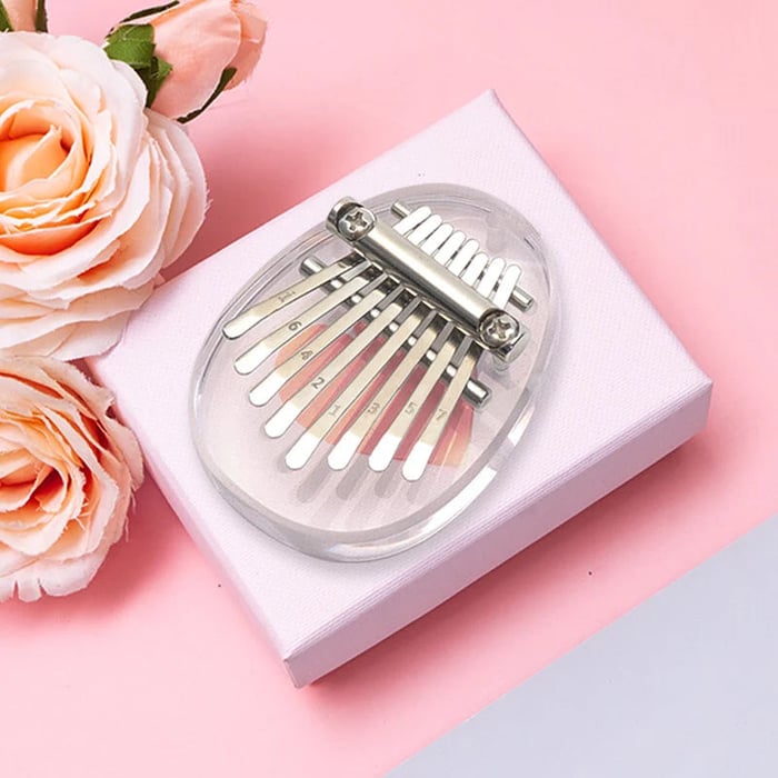 "Sormille sopiva mini peukalopiano; kompakti, tyylikäs soitin, joka tuo iloa sorminäppäillyssä. Mahonkikotelo ja metallihampa