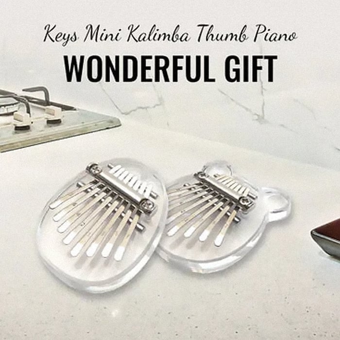 "Sormille sopiva mini peukalopiano; kompakti, tyylikäs soitin, joka tuo iloa sorminäppäillyssä. Mahonkikotelo ja metallihampa