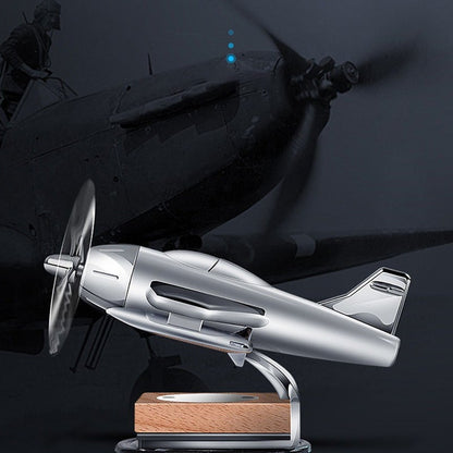 "Tyylikäs lentokonemuotoinen aurinkoenergialla toimiva auton aromaterapiadiffuuseri mustana metallisena koristeena."